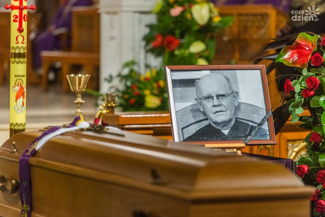 Msza św. pogrzebowa ks. prałata Edward Poniewierskiego (transmisja)