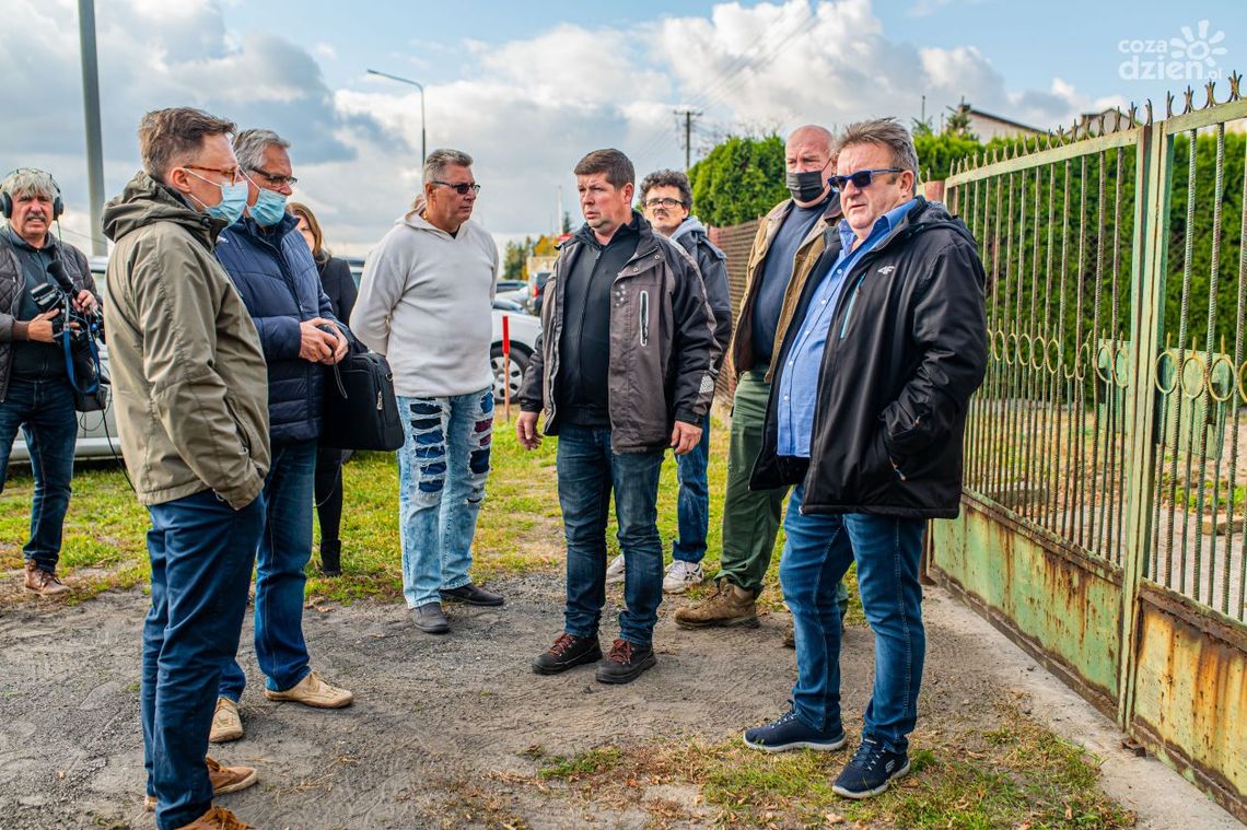 Muszą rozebrać ogrodzenia na własny koszt. Założyli komitet protestacyjny Muszą rozebrać ogrodzenia na własny koszt. Założyli komitet protestacyjny