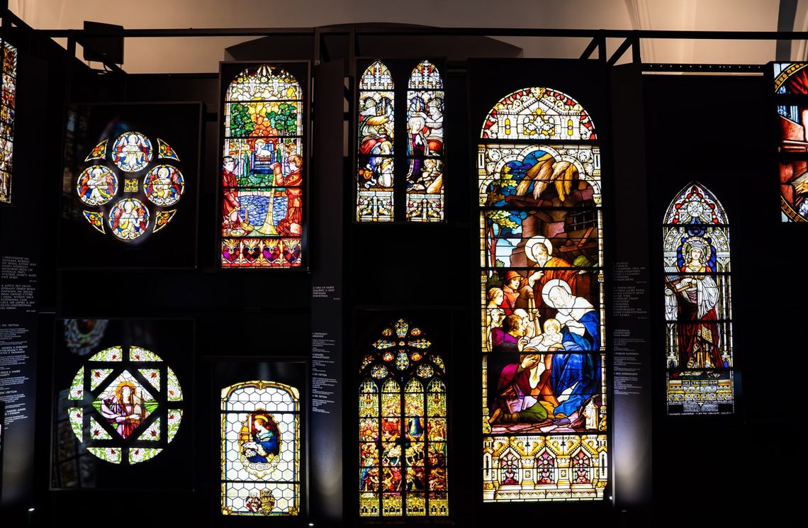 Muzyka, światło i witraże – wyjątkowa wystawa w Szydłowcu łączy sztukę, duchowość i dźwięk Muzyka, światło i witraże – wyjątkowa wystawa w Szydłowcu łączy sztukę, duchowość i dźwięk