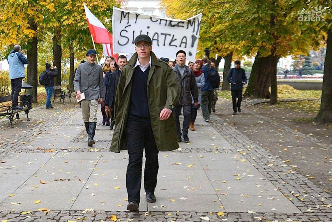"My chcemy światła"- happening uczniów Kochanowskiego. "My chcemy światła"- happening uczniów Kochanowskiego.