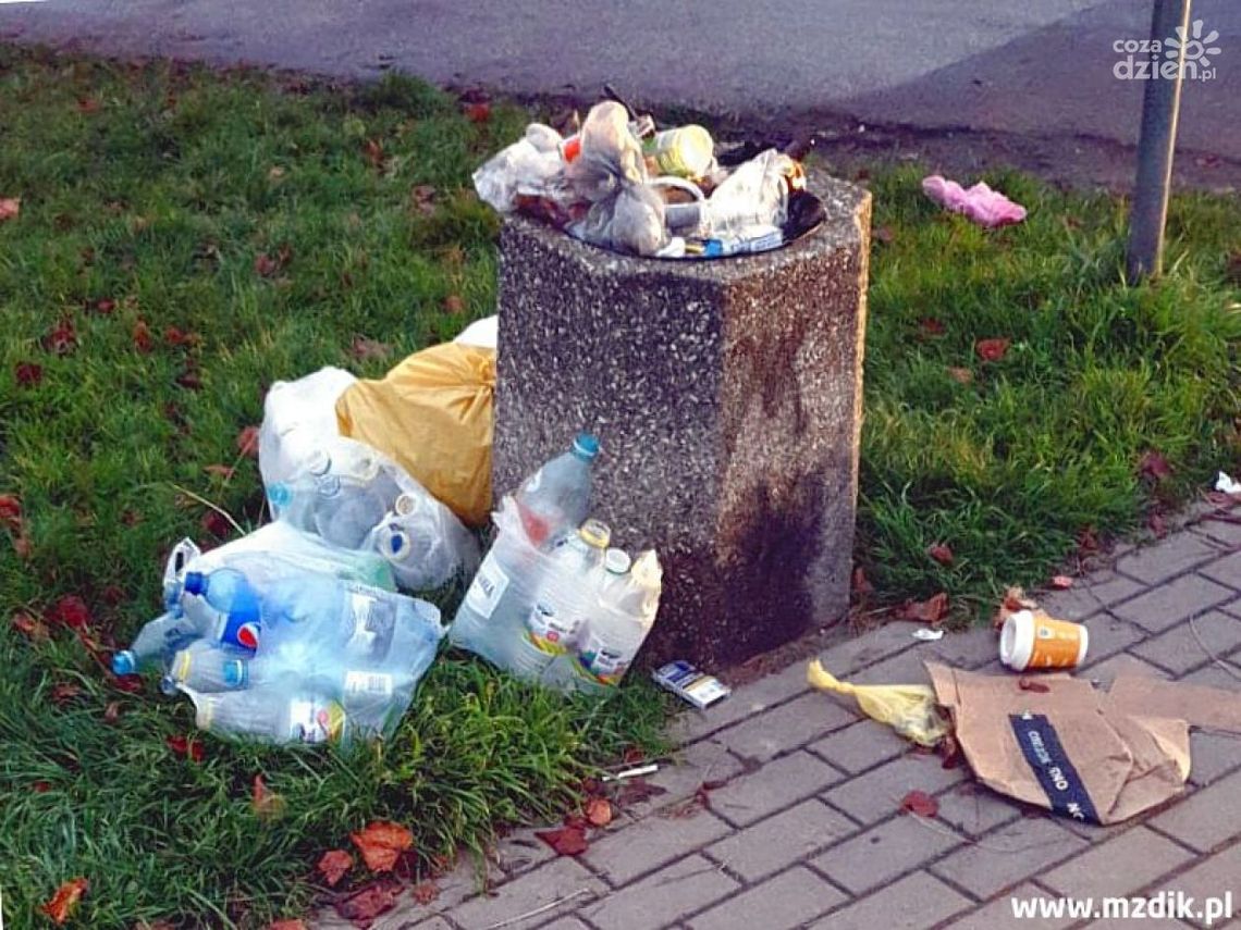 MZDiK apeluje: nie wyrzucajmy worków ze śmieciami!