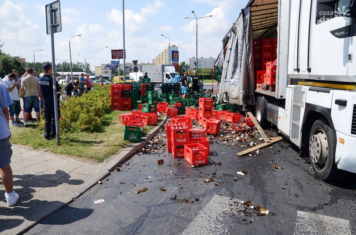 Na al. Grzecznarowskiego... TIR dwa razy zgubił piwo