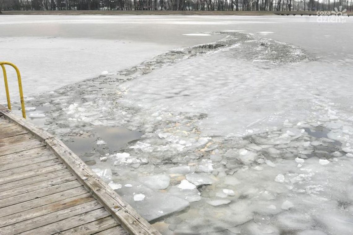 Na Borkach mężczyzna wpadł pod lód! Mimo sprawnej akcji ratunkowej zmarł