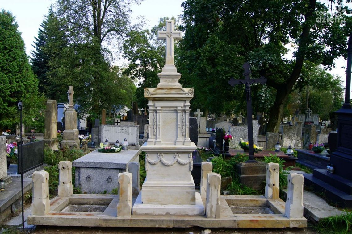 Na cmentarzu trwają prace konserwatorskie