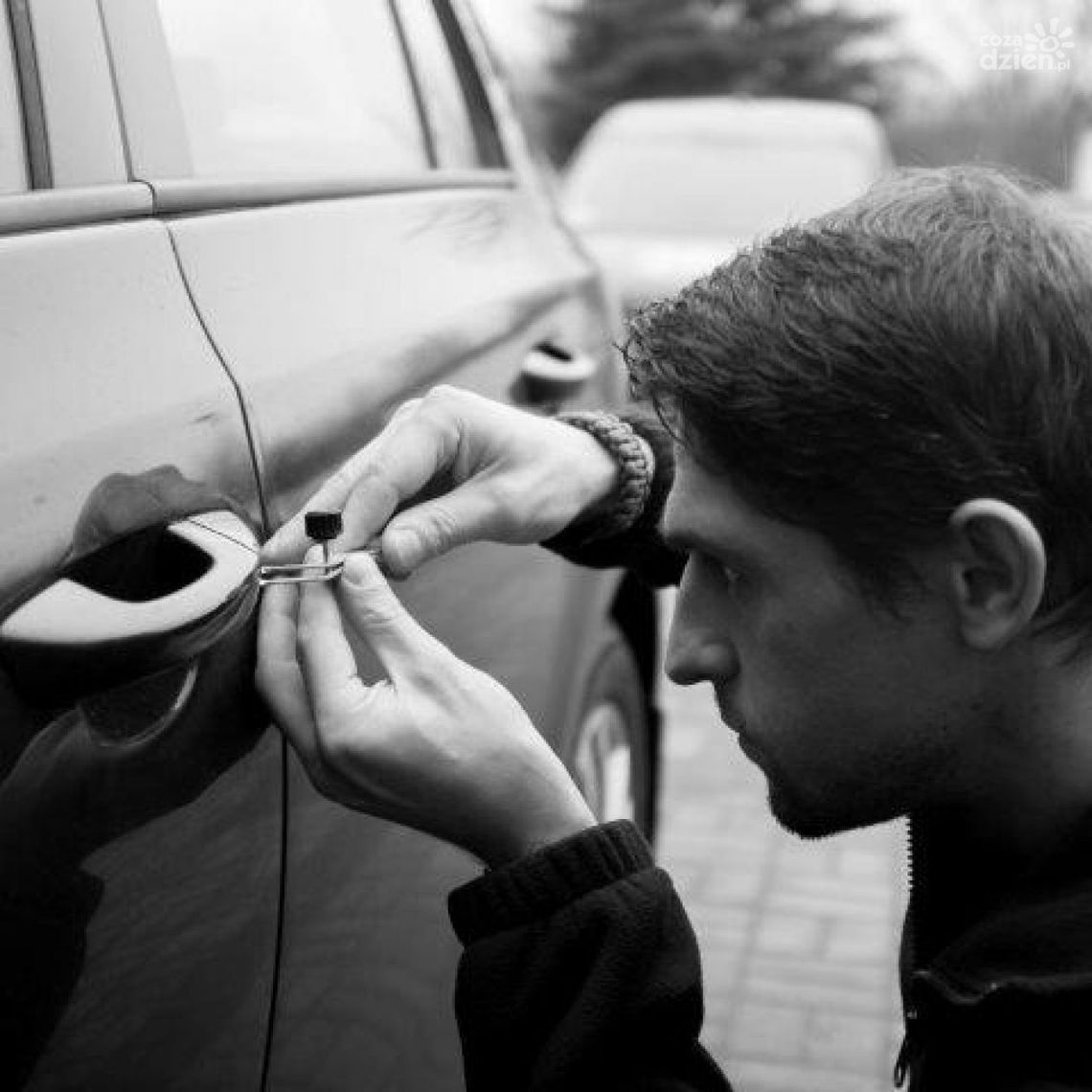 Na czym polega awaryjne otwieranie auta bez kluczyka? Na czym polega awaryjne otwieranie auta bez kluczyka?