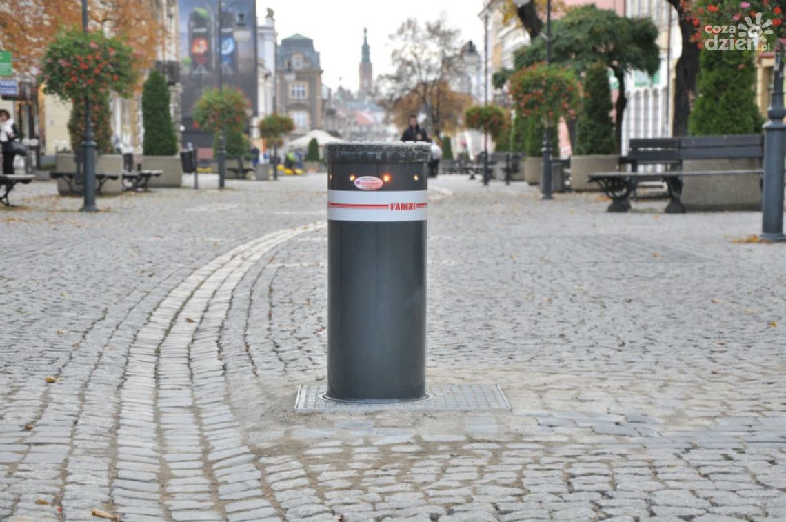 Na deptaku zamontowano opuszczane słupki