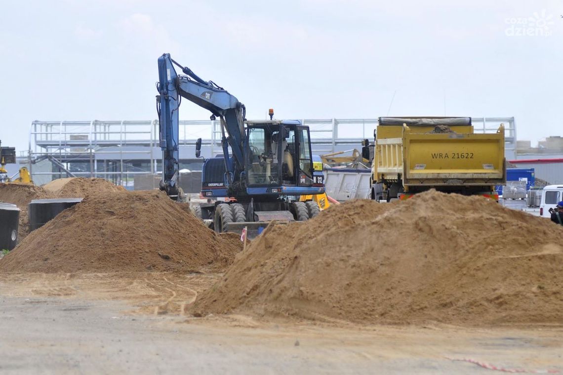Na dwie zmiany budują drogę do portu lotniczego