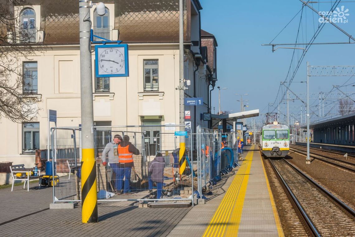 Na dworcu PKP montują wyświetlacze