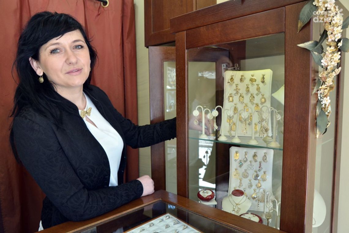 Na którym palcu ta obrączka?