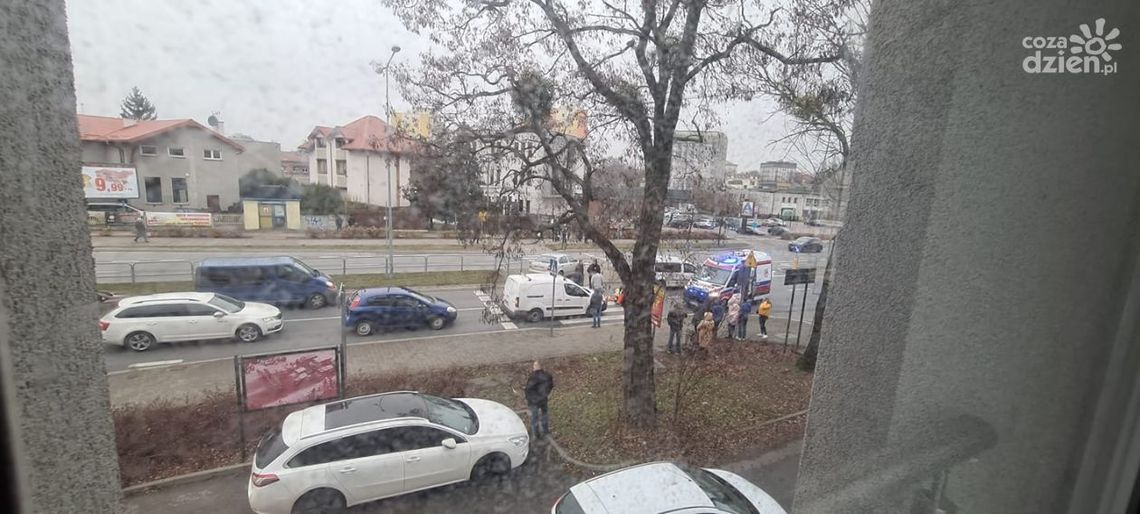 Na pasach przy ul. 1905 roku doszło do potrącenia pieszych 