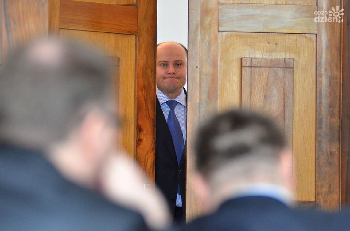 Na pierwszy dzień kwietnia - KRONIKA TOWARZYSKA