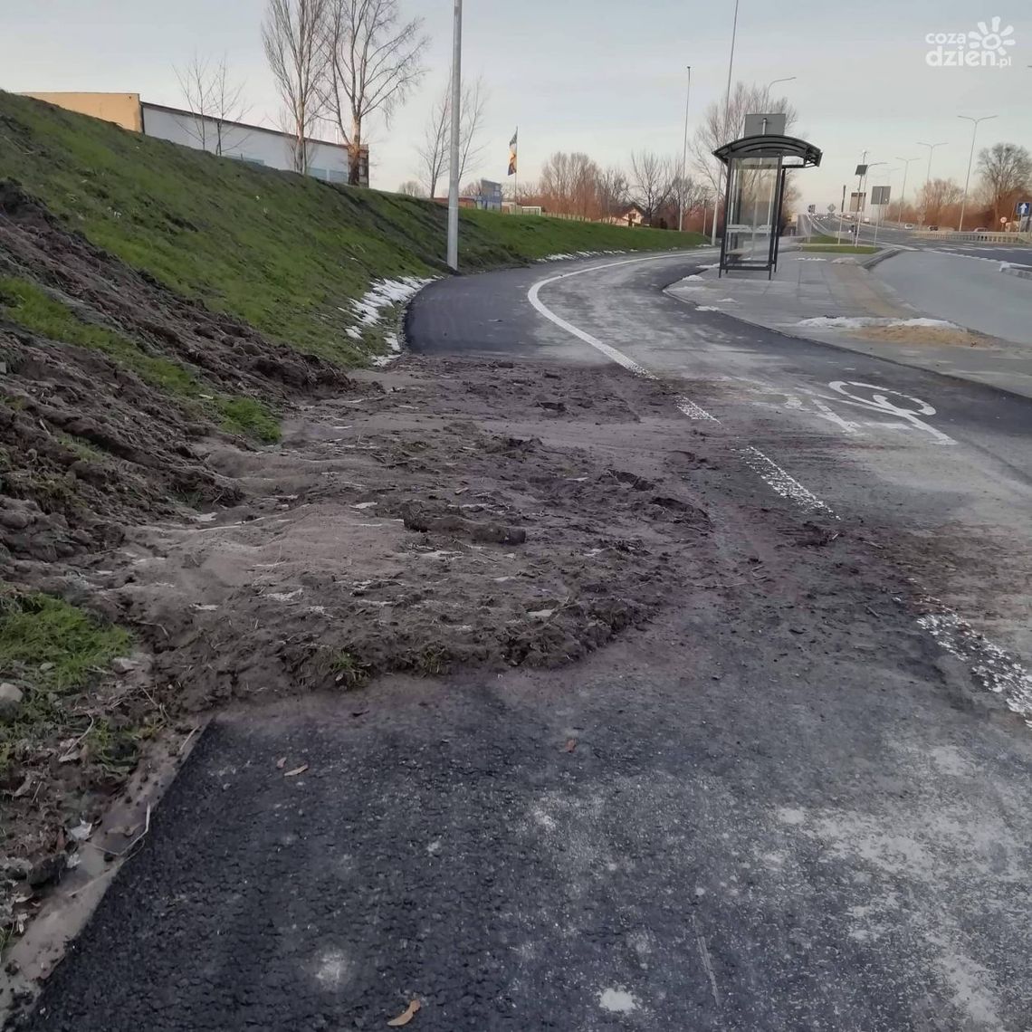 Na ścieżkę rowerową osunęła się ziemia Na ścieżkę rowerową osunęła się ziemia