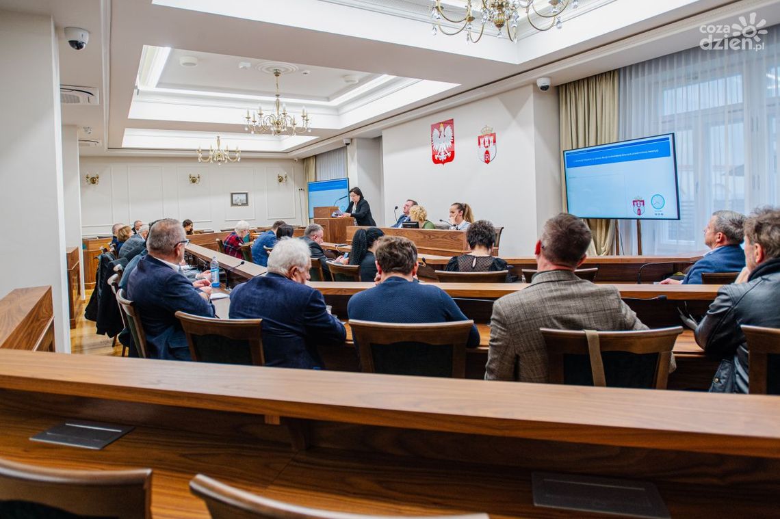 Na sesji o projekcie budżetu na 2024 rok. Konkretów brak Na sesji o projekcie budżetu na 2024 rok. Konkretów brak