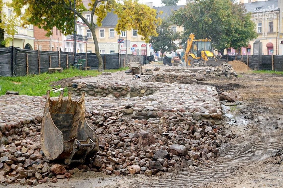 Na skwerze unii mury pną się do góry...