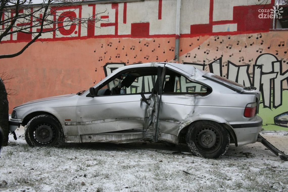 Na ul. Chrobrego bmw uderzyło w drzewo