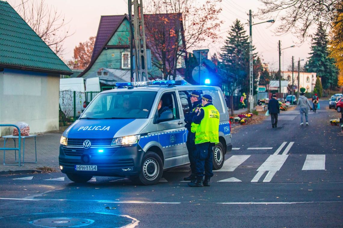 Na ul. Limanowskiego auto uderzyło w barierki