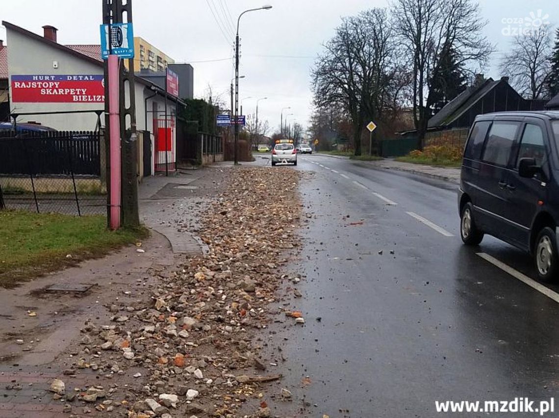 Na ulicę sypał się gruz. MZDiK apeluje Na ulicę sypał się gruz. MZDiK apeluje