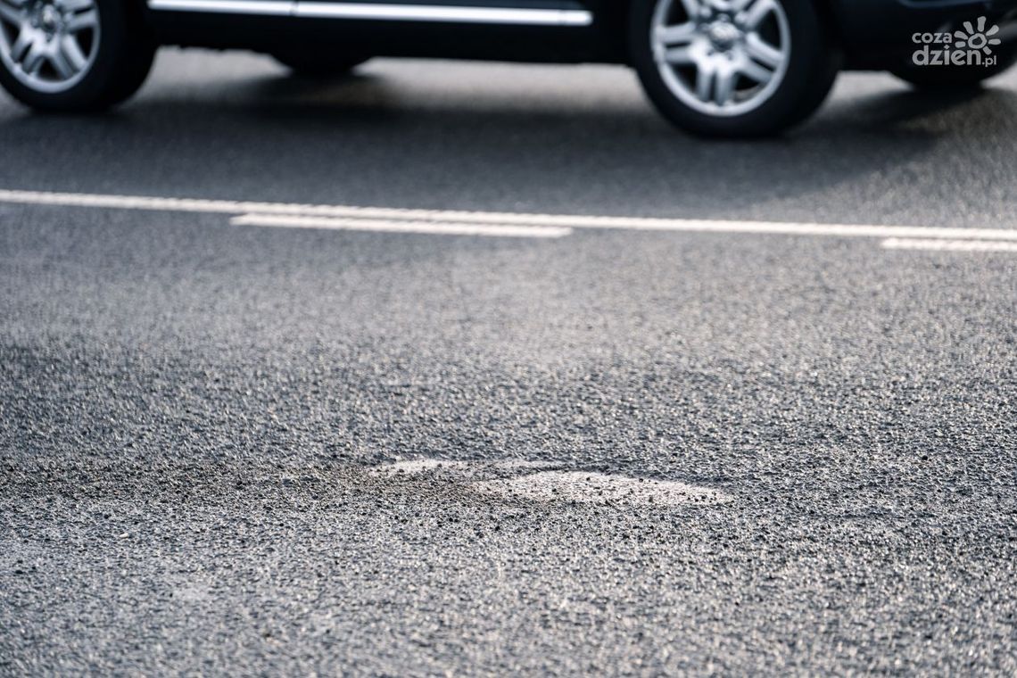 Na Wojska Polskiego objazdy. Firma wymienia nawierzchnię Na Wojska Polskiego objazdy. Firma wymienia nawierzchnię