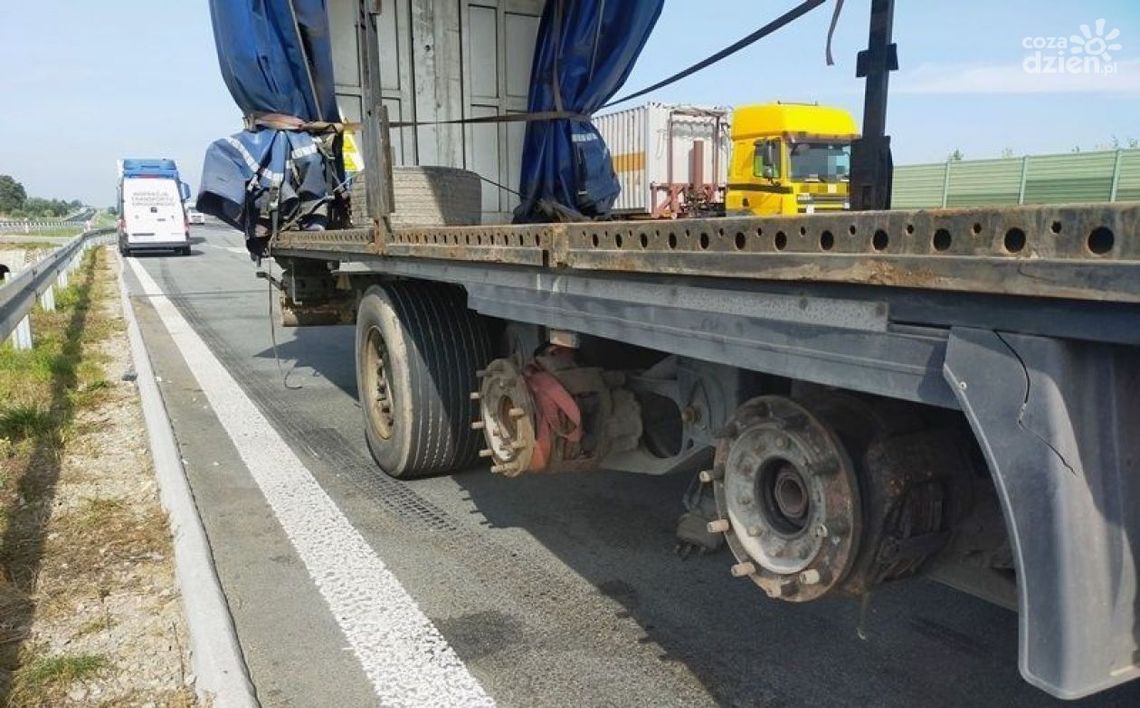 Naczepa bez czterech kół i hamulców Naczepa bez czterech kół i hamulców