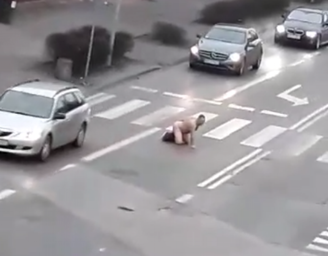 Nagi mężczyzna przy ul. Struga/Miłej Nagi mężczyzna przy ul. Struga/Miłej