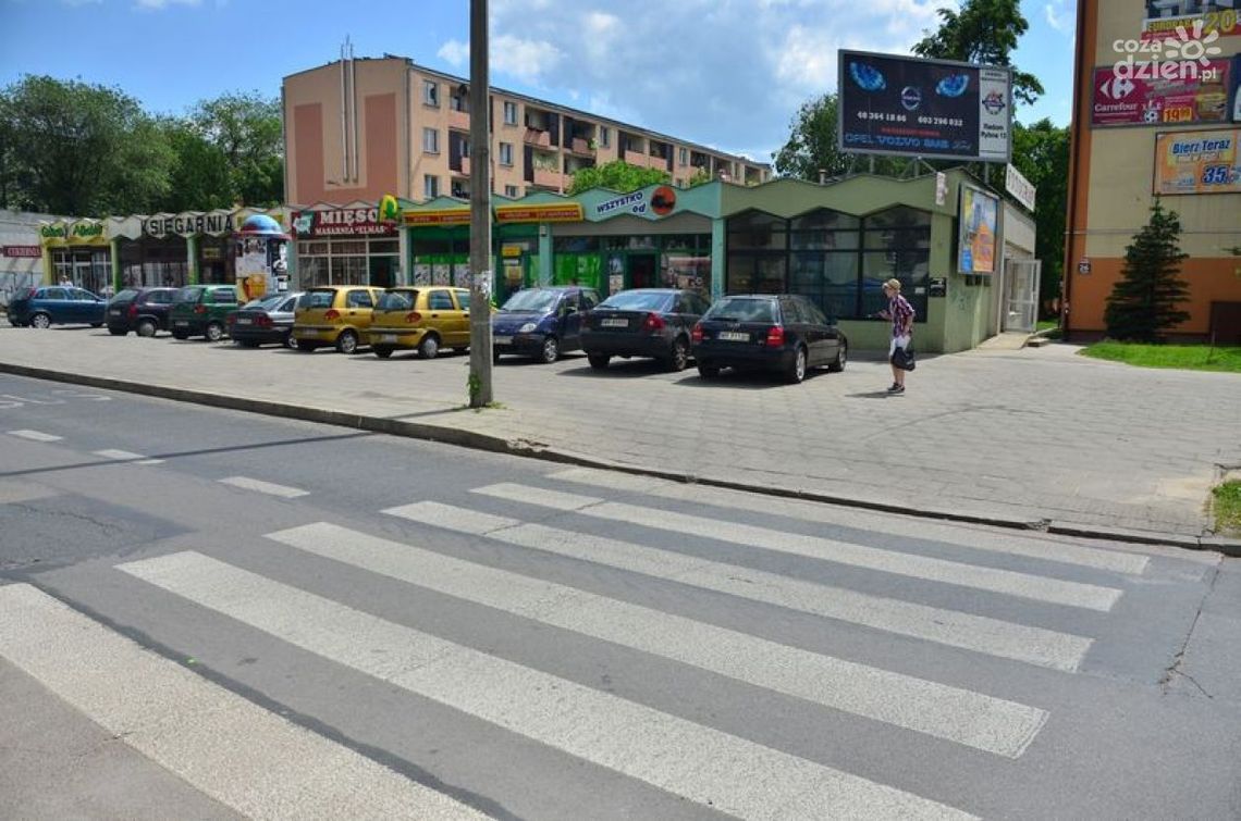 Nagminnie spychają pieszych z przejścia!