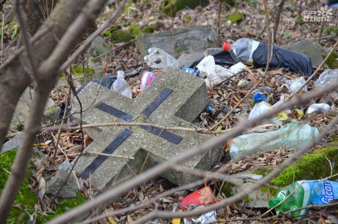 Nagrobki i krzyże wciąż zalegają na działce przy Jaworowej Nagrobki i krzyże wciąż zalegają na działce przy Jaworowej