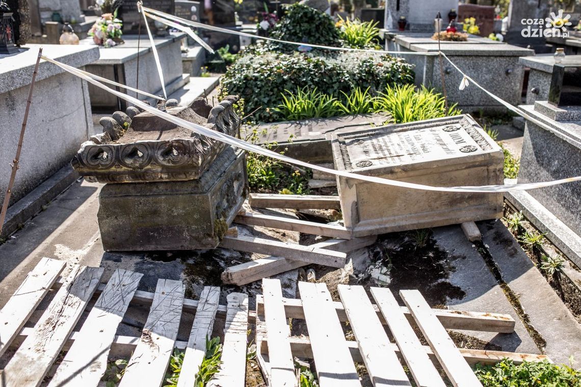 Nagrobki prawie odnowione
