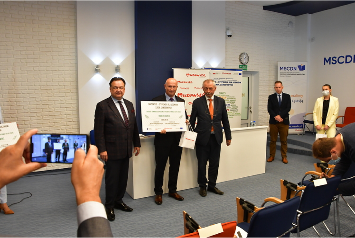 Nagrodzono najlepszych uczniów i nauczycieli z Mazowsza 