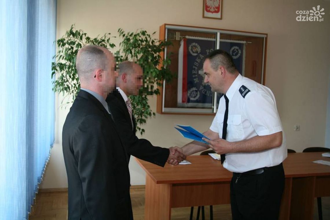 Nagrodzono policjantów za zatrzymanie fałszywego krewnego Nagrodzono policjantów za zatrzymanie fałszywego krewnego