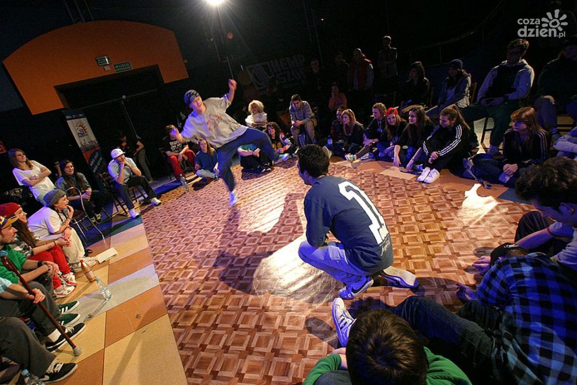 NAJBARDZIEJ OBCIACHOWE „PLĄSY” W KLIPACH DISCO – POLO