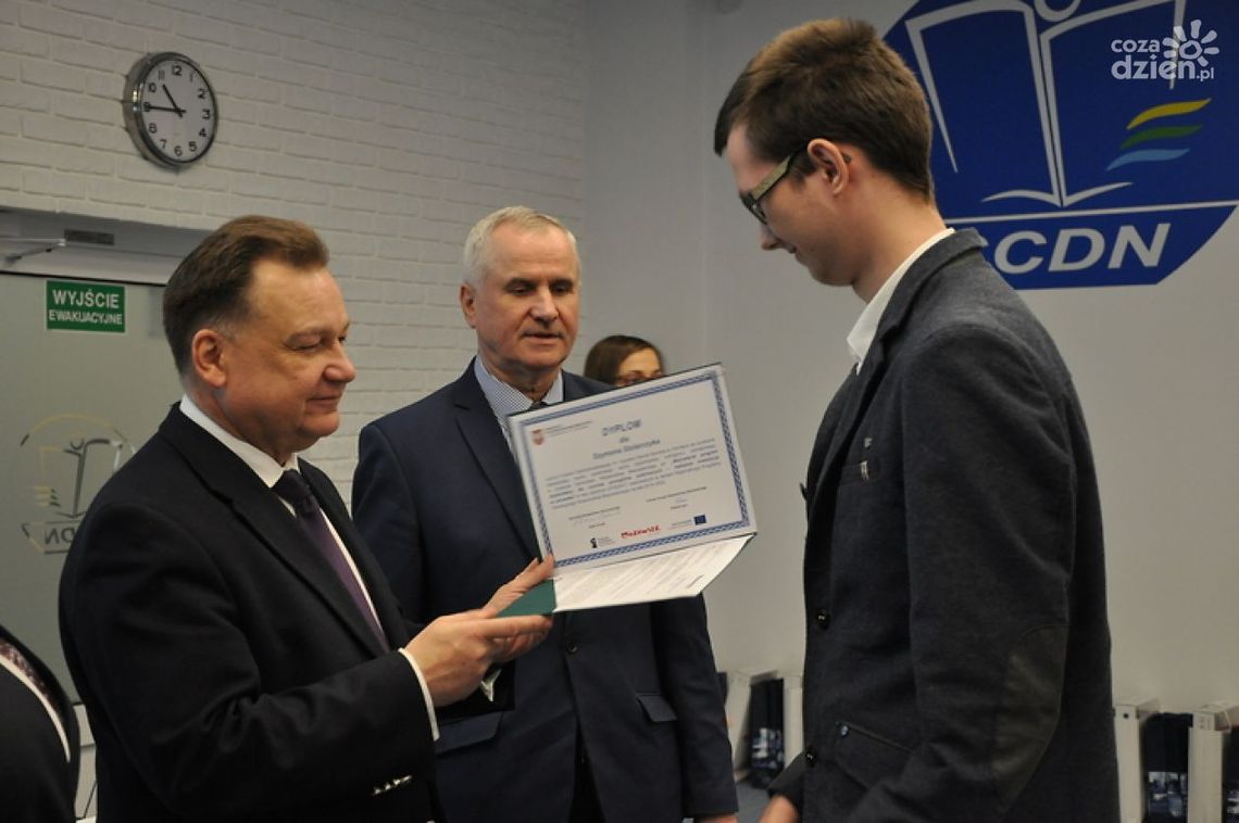 Najlepsi uczniowie ze stypendiami od marszałka