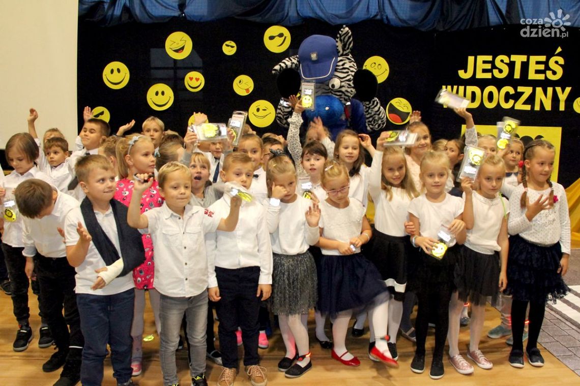 Najmłodsi uczniowie z odblaskami