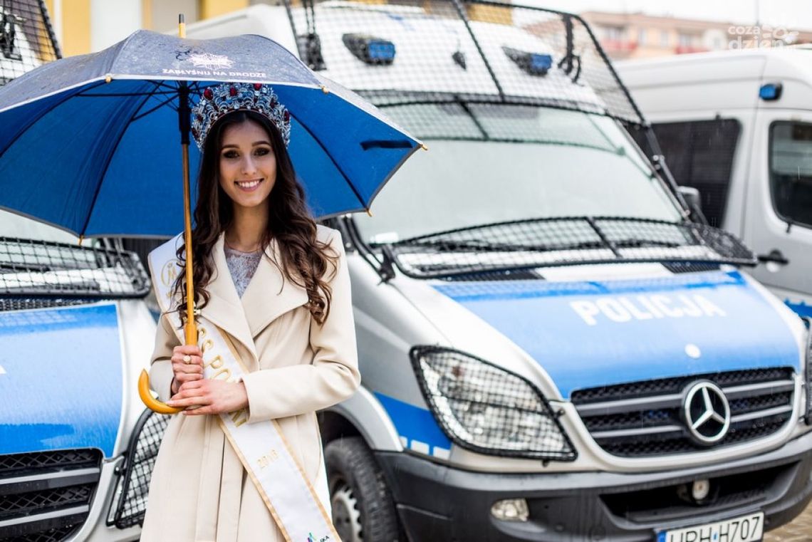 Najpiękniejsza Polka w patrolu z drogówką