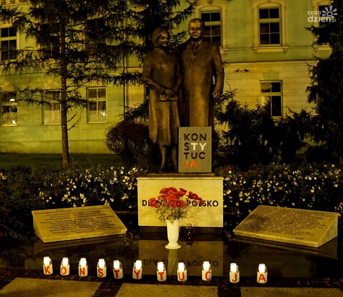 Napis KONSTYTUCJA pod pomnikiem pary prezydenckiej