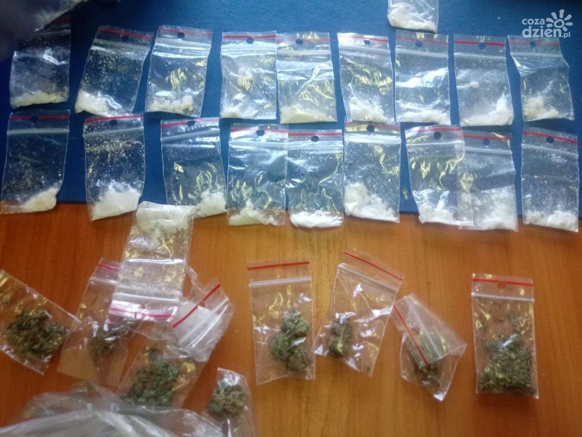 Narkotyki ukrywał pod wykładziną Narkotyki ukrywał pod wykładziną