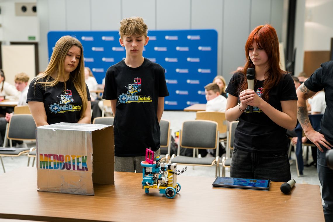 Nasi uczniowie stworzyli robota do podawania leków. Ich projekt wygrał ogólnopolski konkurs