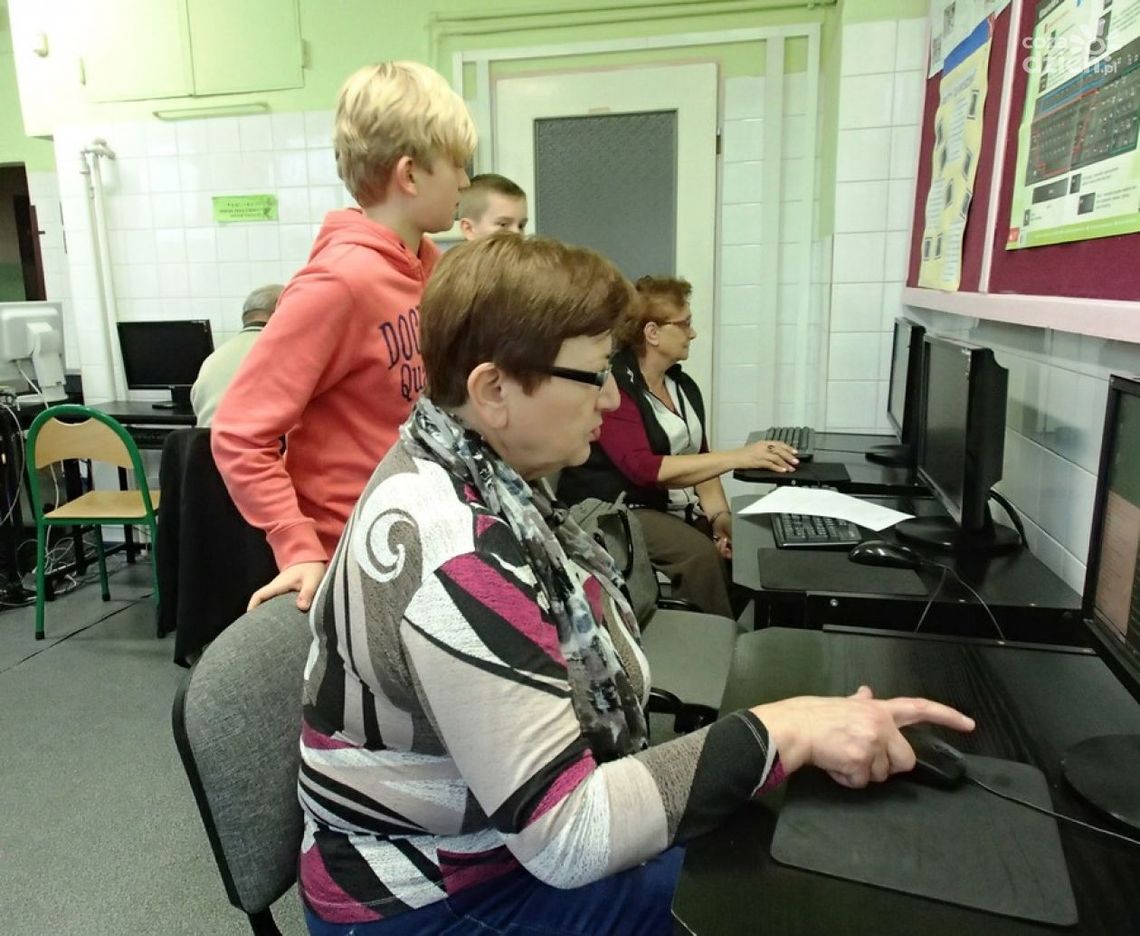 Nauczą dziadków obsługi komputera