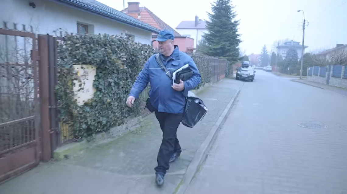 Nie każdy bohater nosi pelerynę. Listonosz z Radomia uratował życie kobiety Nie każdy bohater nosi pelerynę. Listonosz z Radomia uratował życie kobiety