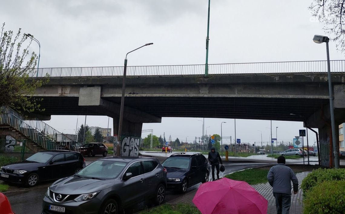 Nie parkuj pod wiaduktem na ul. Żeromskiego! Nie parkuj pod wiaduktem na ul. Żeromskiego!