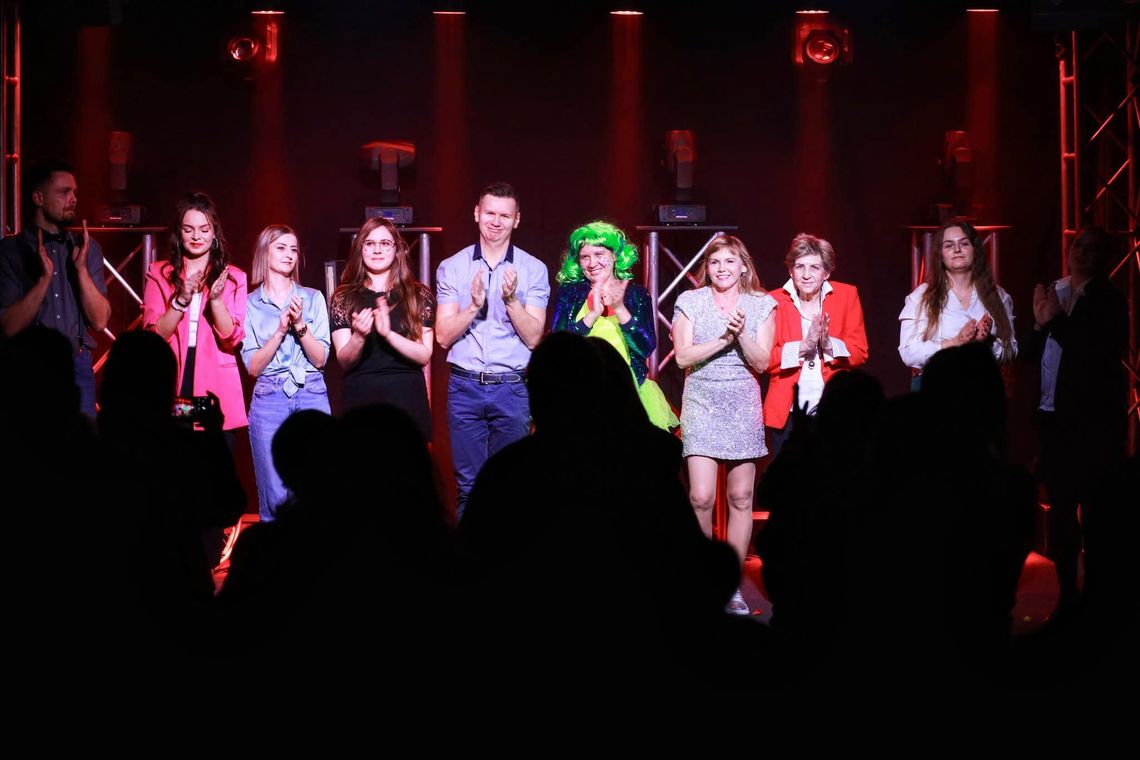 Kto robi większe widowisko? Kobiety, a może mężczyźni?