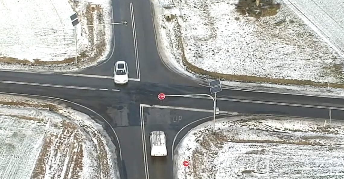 Niebezpieczne skrzyżowanie w Rzeczniowie i zero refleksji kierowców. Policja ukarała ich mandatami