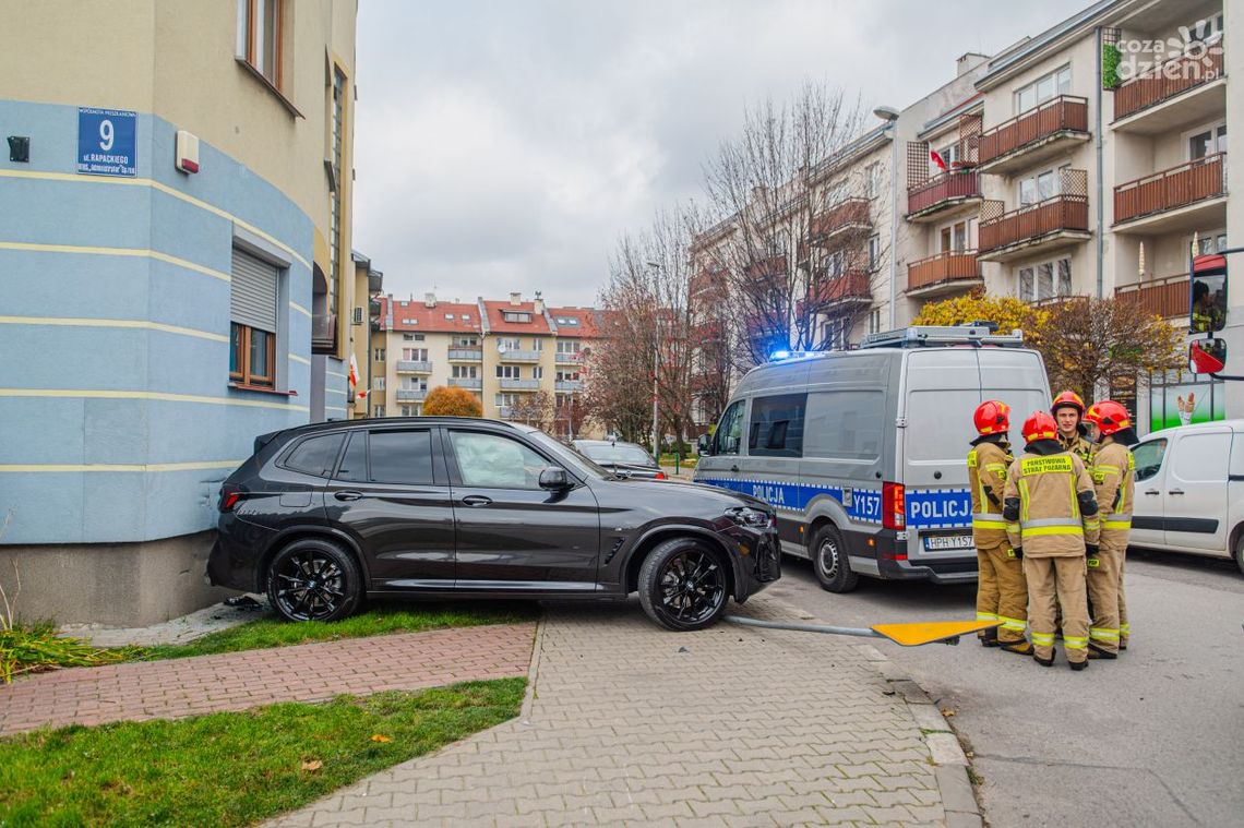 Niebezpieczne zdarzenie na ul. Rapackiego. BMW uderzyło w blok Niebezpieczne zdarzenie na ul. Rapackiego. BMW uderzyło w blok