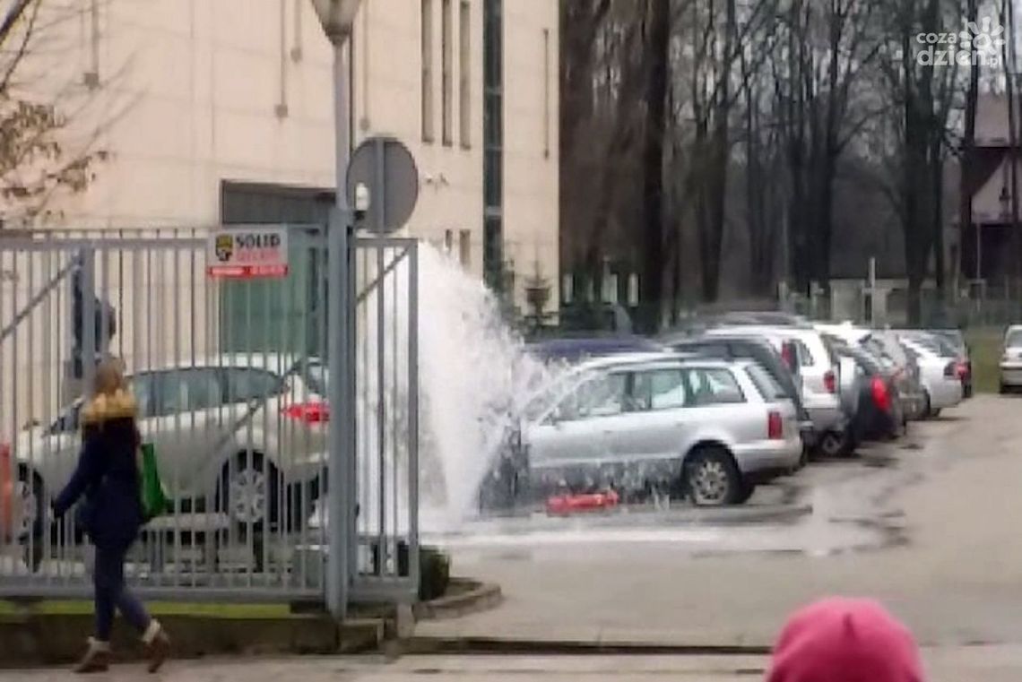 Niecodzienna fontanna przy szkole muzycznej [WIDEO]