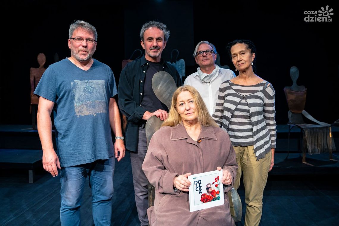 Niegłupia, niebrzydka, niebiedna