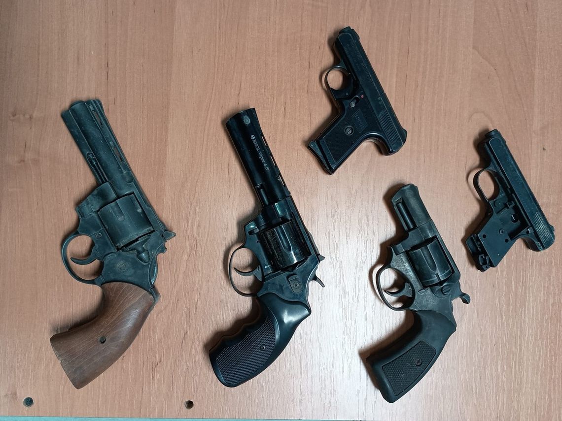 Nielegalna broń i narkotyki. Dwóch mężczyzn w rękach policji Nielegalna broń i narkotyki. Dwóch mężczyzn w rękach policji