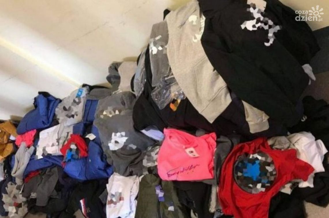 Nielegalna odzież w Słomczynie. 33-latka zatrzymana Nielegalna odzież w Słomczynie. 33-latka zatrzymana