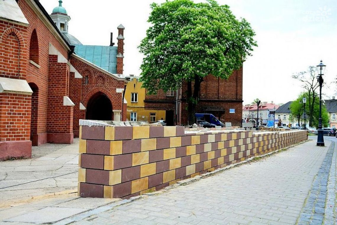 Nielegalny murek przy farze