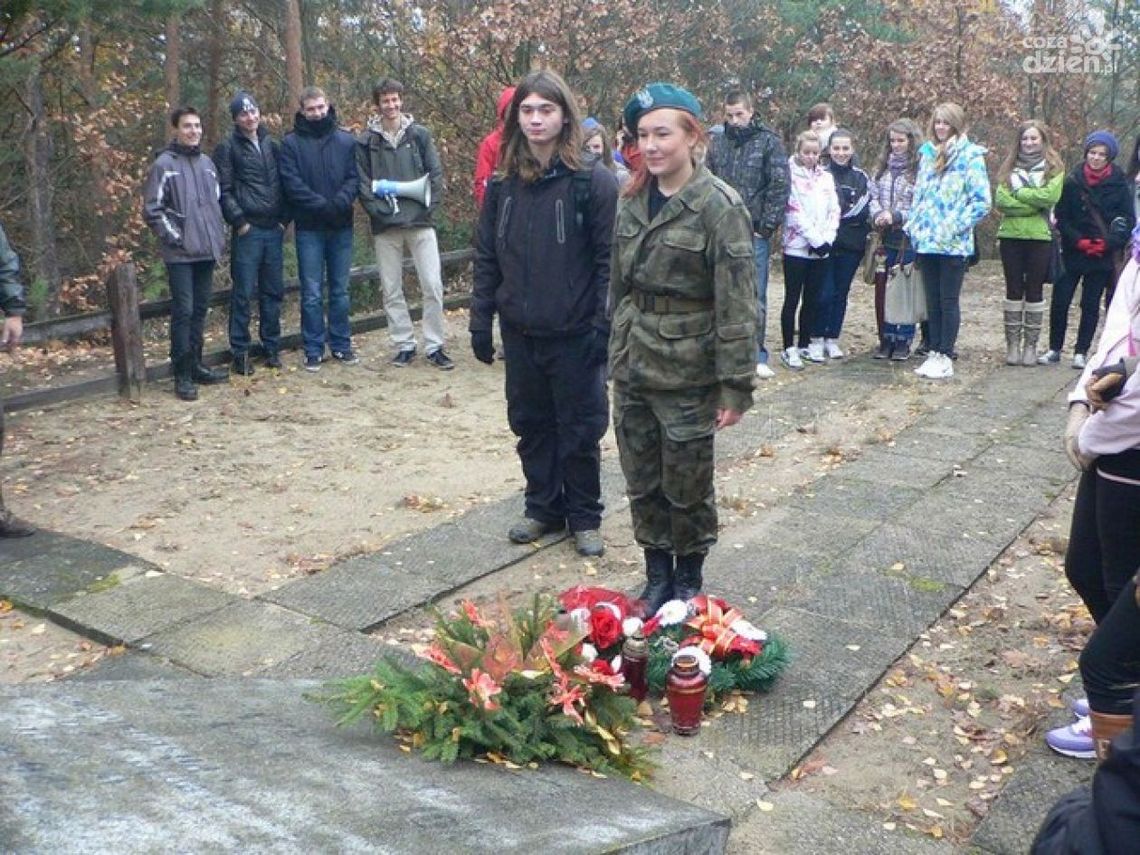 Niepodległościowy rajd w VIII LO