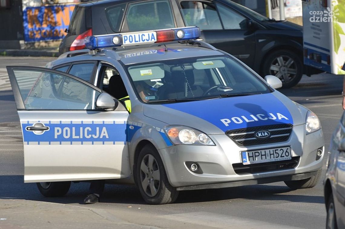 Nietrzeźwy kierowca ciężarówki zjechał z wiaduktu na samochody!