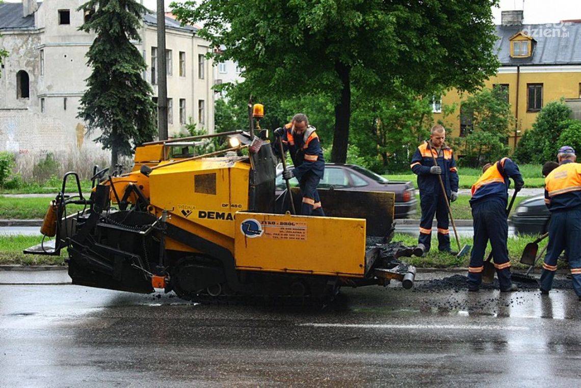 Nieustraszeni drogowcy łatają dziury w deszcz!